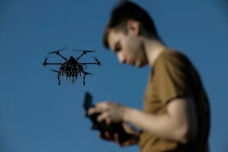 Un piloto ucraniano manipula un dron. Foto: Reuters/Marko Djurica