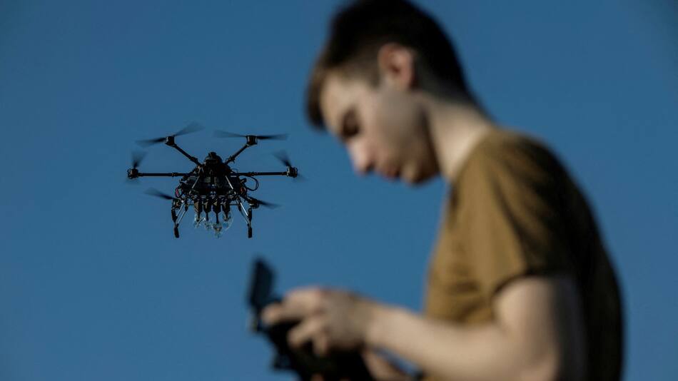 Un piloto ucraniano manipula un dron. Foto: Reuters/Marko Djurica