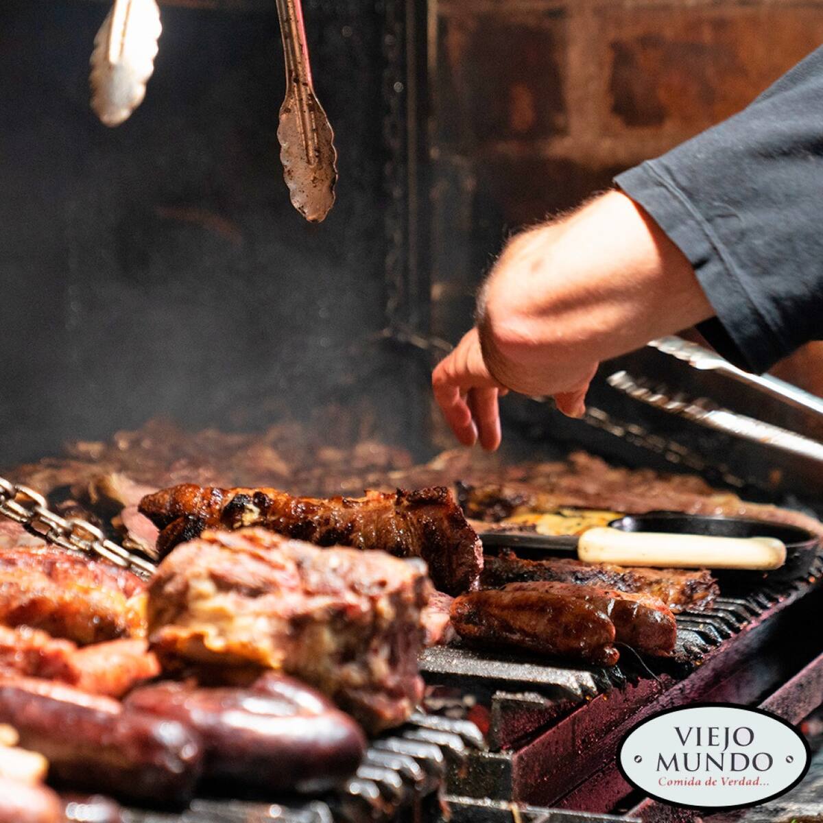 Grandes platos a la parrilla en el bodegón. Foto: Instagram viejomundobodegon.