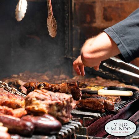 Grandes platos a la parrilla en el bodegón. Foto: Instagram viejomundobodegon.