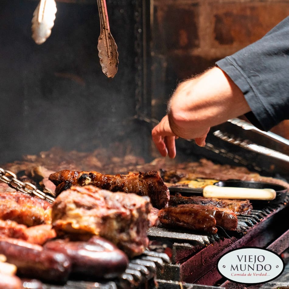 Grandes platos a la parrilla en el bodegón. Foto: Instagram viejomundobodegon.