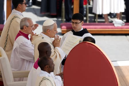 El Papa León XIV reza el Regina Caeli en la Plaza de San Pedro para concluir su misa inaugural, en el Vaticano, 18 de mayo de 2025. REUTERS/Remo Casilli