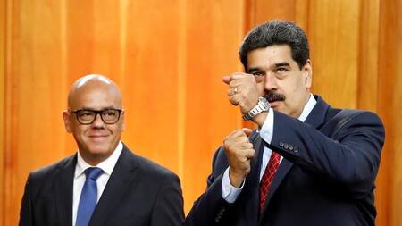 Jorge Rodríguez junto a Nicolás Maduro. Foto: REUTERS