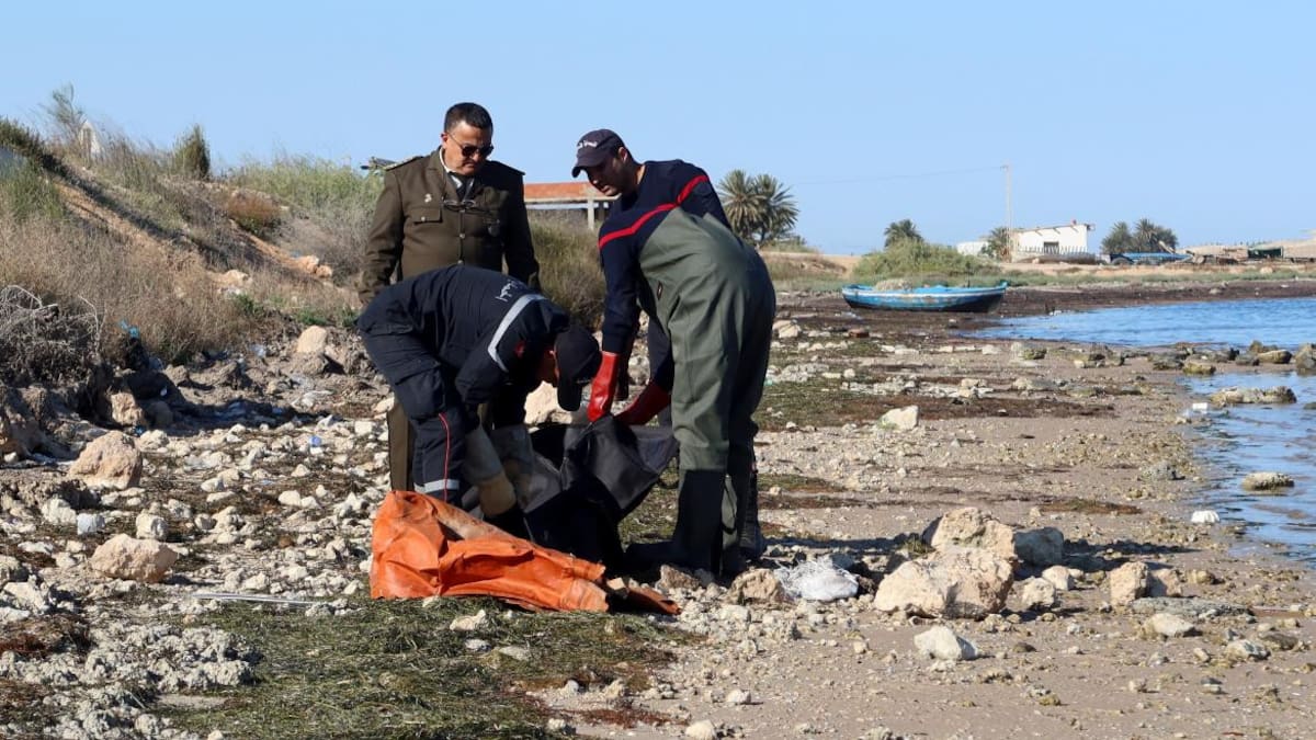 Cadáveres que llegaron a la costa de Túnez. Foto: Reuters.