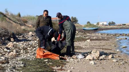 Cadáveres que llegaron a la costa de Túnez. Foto: Reuters.