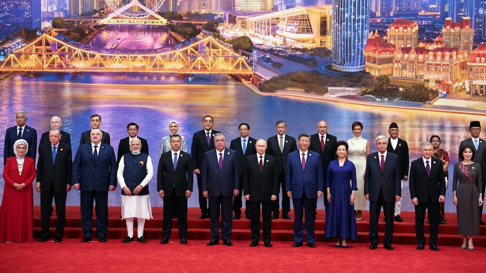 Los participantes posan para una foto durante la ceremonia de bienvenida a los jefes de Estado de la OCS (Organización de Cooperación de Shanghai) en Tianjin.