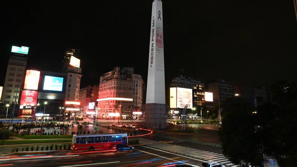 CABA se ilumina por el papa Francisco. Fuente: x @lauritalonso