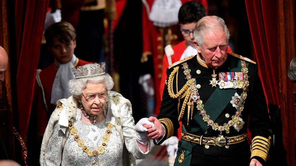 Príncipe Carlos y la Reina Isabel II de Inglaterra. Foto: REUTERS.