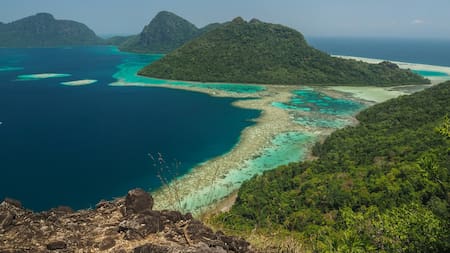 La isla Borneo es compartida por tres países. Foto: Unsplash.
