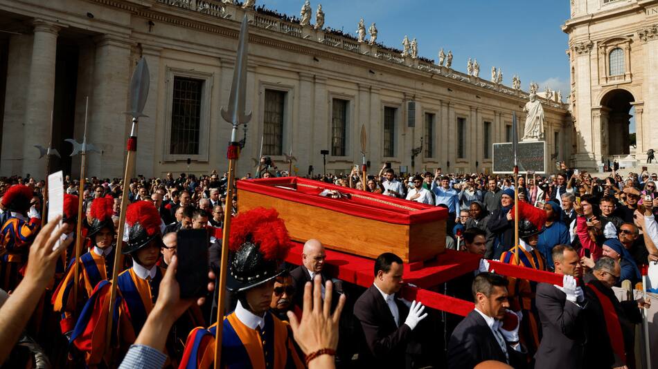 Traslado del cuerpo del papa Francisco a la Basílica de San Pedro. Foto: REUTERS/Susana Vera.