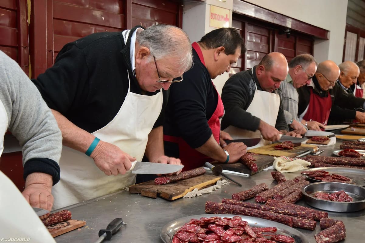 Hoy atrae visitantes por otro motivo: su famosa Fiesta Nacional del Salame Casero