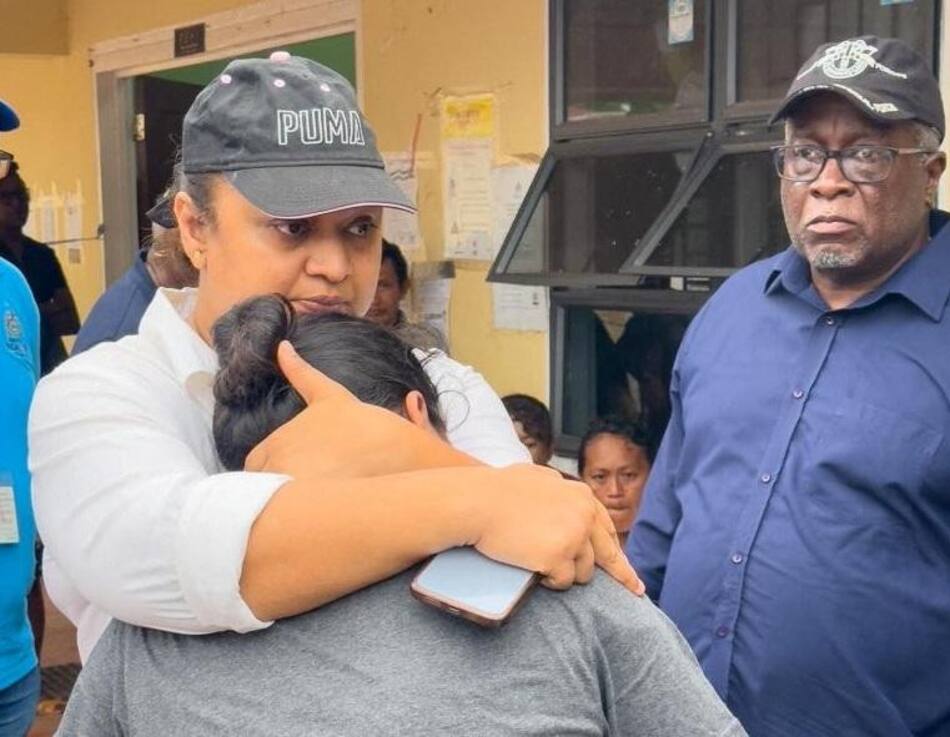 Una sobreviviente al incendio en una escuela de Guyana. Foto: Reuters.