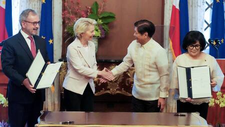 Reunión de Úrsula Von der Leyen, presidenta de la Comisión Europea, con el mandatario filipino, Ferdinand Marcos Jr. Foto: Reuters.