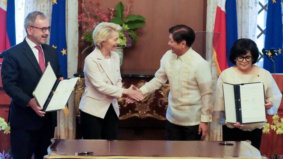 Reunión de Úrsula Von der Leyen, presidenta de la Comisión Europea, con el mandatario filipino, Ferdinand Marcos Jr. Foto: Reuters.