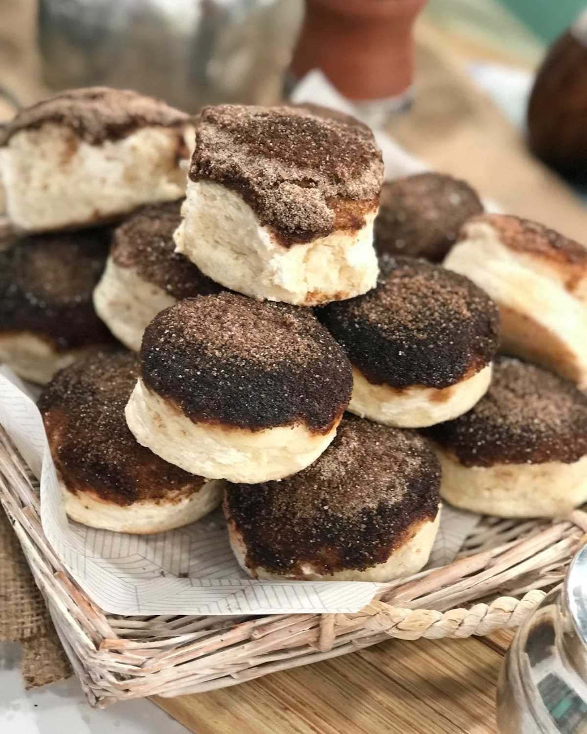 La torta negra bonaerense que se volvió furor: el secreto dulce detrás de una escapada perfecta