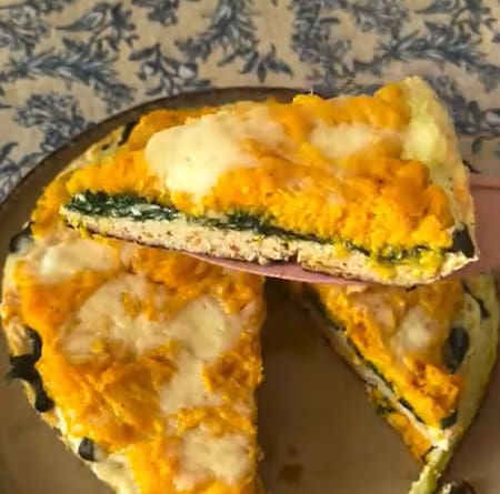 Tarta de calabaza y espinaca en masa de pechuga de pollo. Foto captura Instagram @agusalda.nutri