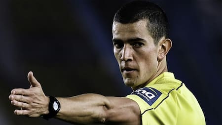 El árbitro Andrés Rojas, encargado de dirigir Argentina-Brasil. Foto: NA.