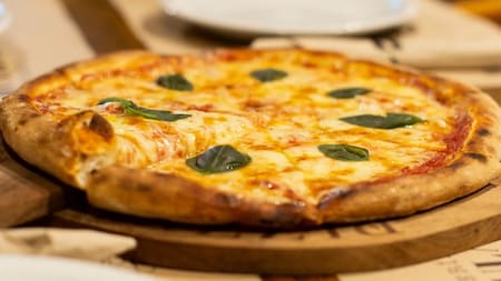 La tradicional pizza de "Pizzería Popular".