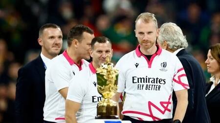 Wayne Barnes junto a la Copa del Mundo. Foto: Reuters