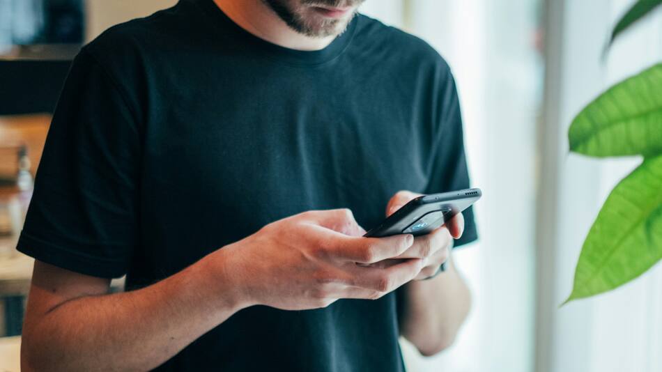 YouTube permitirá una nueva opción para agregar información a videos que compartan fake news. Foto: Unsplash.