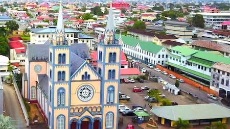 Paramaribo, capital de Surinam. Foto X @viajepatrimonio