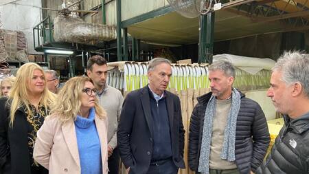 Miguel Ángel Pichetto en una fábrica de La Matanza. Foto: Prensa.