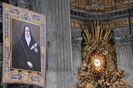 Un retrato de María Antonia de San José de Paz y Figueroa en la Basílica de San Pedro durante la Santa Misa por su Canonización.EFE