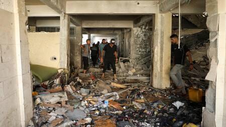 Bombardeo de Israel sobre una escuela de Gaza. Foto: REUTERS.