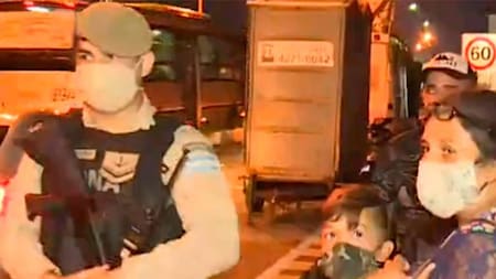 Prefectura y familia bajada del colectivo por no tener permiso de circulación