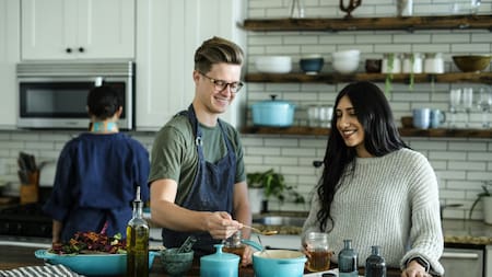 Cocina, pareja, comida. Foto: Unsplash.
