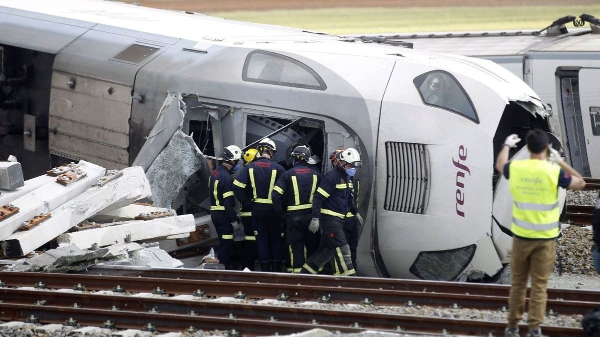 El accidente ocurrido en La Hiniesta, Zamora, dejó dos muertos, entre ellos un joven maquinista de 32 años que realizaba sus prácticas profesionales. La otra víctima fatal fue un hombre de 89 años, vecino de la zona, quien manejaba el vehículo impactado.
