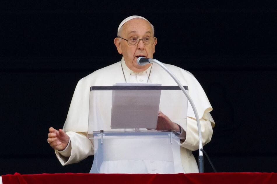 El papa Francisco durante el rezo del ángelus en la plaza de San Pedro. Foto: Reuters