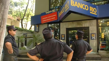 Agentes policiales frente a la sucursal del Banco Río de Acasusso, robo del siglo