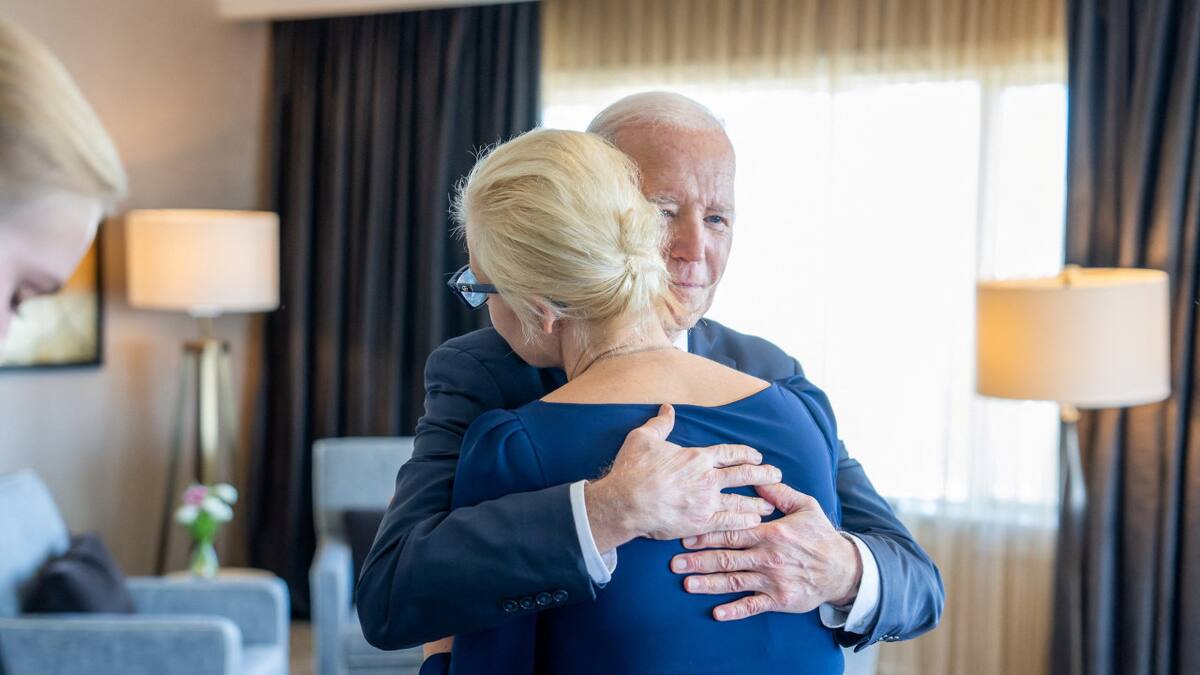 Joe Biden junto a Yulia Navalnaya, la esposa de Alexéi Navalny. Foto: REUTERS.