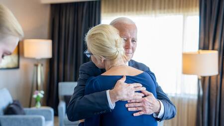 Joe Biden junto a Yulia Navalnaya, la esposa de Alexéi Navalny. Foto: REUTERS.