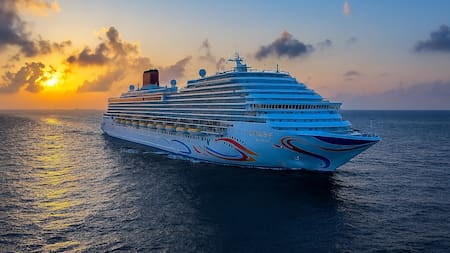 China acelera en la carrera de los megacruceros: así es el Adora Flora City, el gigante naval para más de 5.200 pasajeros