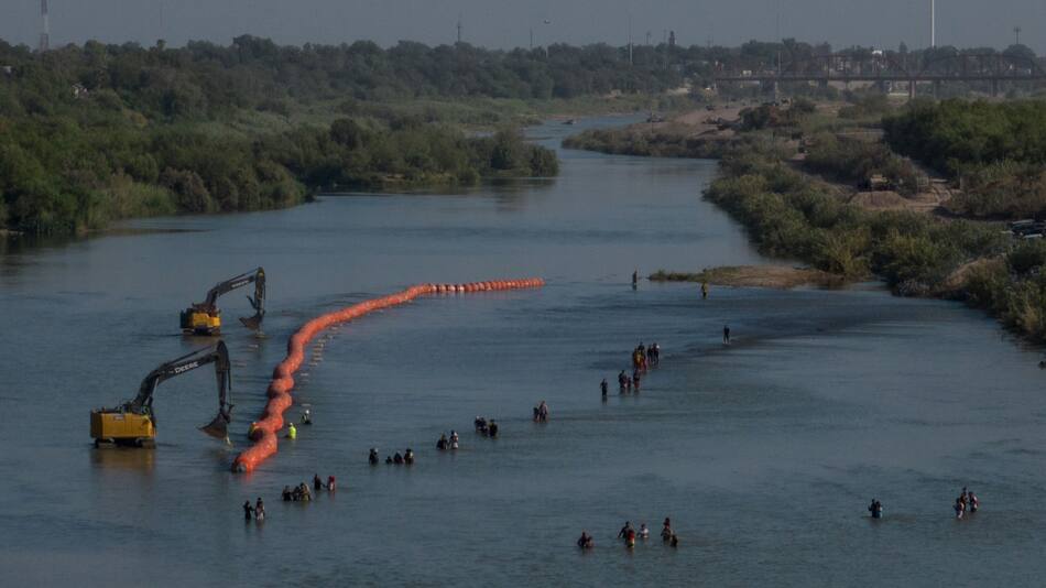 Muro de boyas. Foto: Reuters