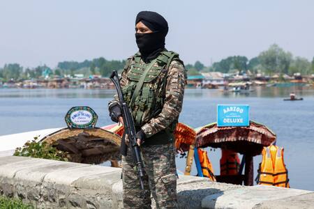 India y Pakistán intercambian disparos en la frontera de Cachemira. Foto: Reuters/Sharafat Ali