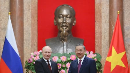 Vladimir Putin y el presidente de Vietnam, To Lam. Foto: Reuters