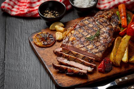 Asado; carne; parrilla. Foto: Freepik.