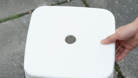 Fin del misterio: la verdadera función del agujero en el centro de los bancos de plástico