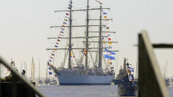Tras conflicto gremial, la Fragata Libertad llegó al Puerto de Buenos Aires