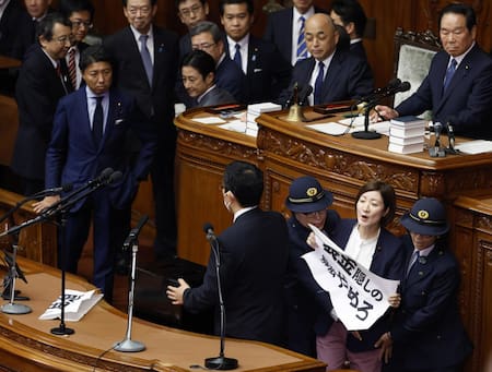 Protestas en el Parlamento japonés. Foto: EFE.