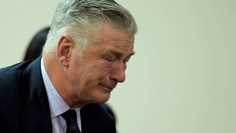 El llanto de Alec Baldwin tras el fallo que desestimó su caso. Foto: Reuters.