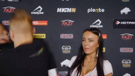 La violenta piña de Roslik al youtuber Sadek. Foto: captura de video.