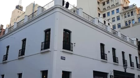 La casa de dos plantas más antigua de CABA: su esquina tiene un detalle que la vuelve única y se encuentra en la calle más “cool”