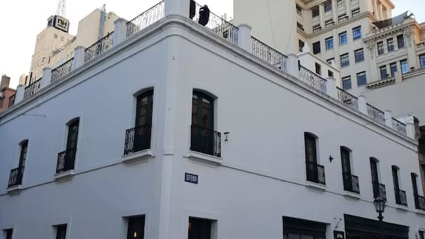 La casa de dos plantas más antigua de CABA: su esquina tiene un detalle que la vuelve única y se encuentra en la calle más “cool”