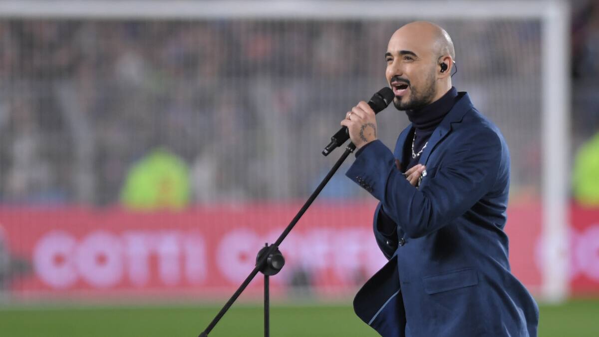 Abel Pintos entonó el Himno Nacional Argentino en la previa de Argentina-Ecuador. Foto: Télam.