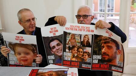 Familiares de las rehenes argentinas liberadas por Hamás. Foto: Reuters.
