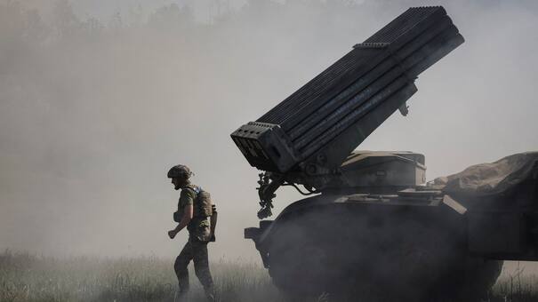 La oleada de ataques con drones y misiles rusos complica las negociaciones de paz y un alto el fuego en Ucrania